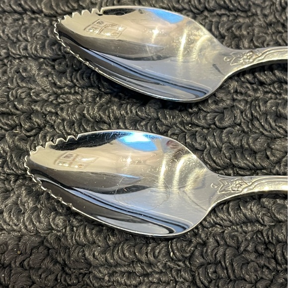 Set of 2 Fantasy Rose Community Stainless
by ONEIDA SILVER fruit / orange spoon - Picture 2 of 6